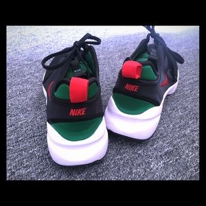 Nike Loden Sneaker in black, green and red.